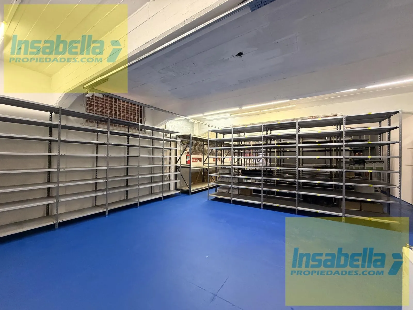 Depósito con bastidores metálicos de doble altura y acceso central