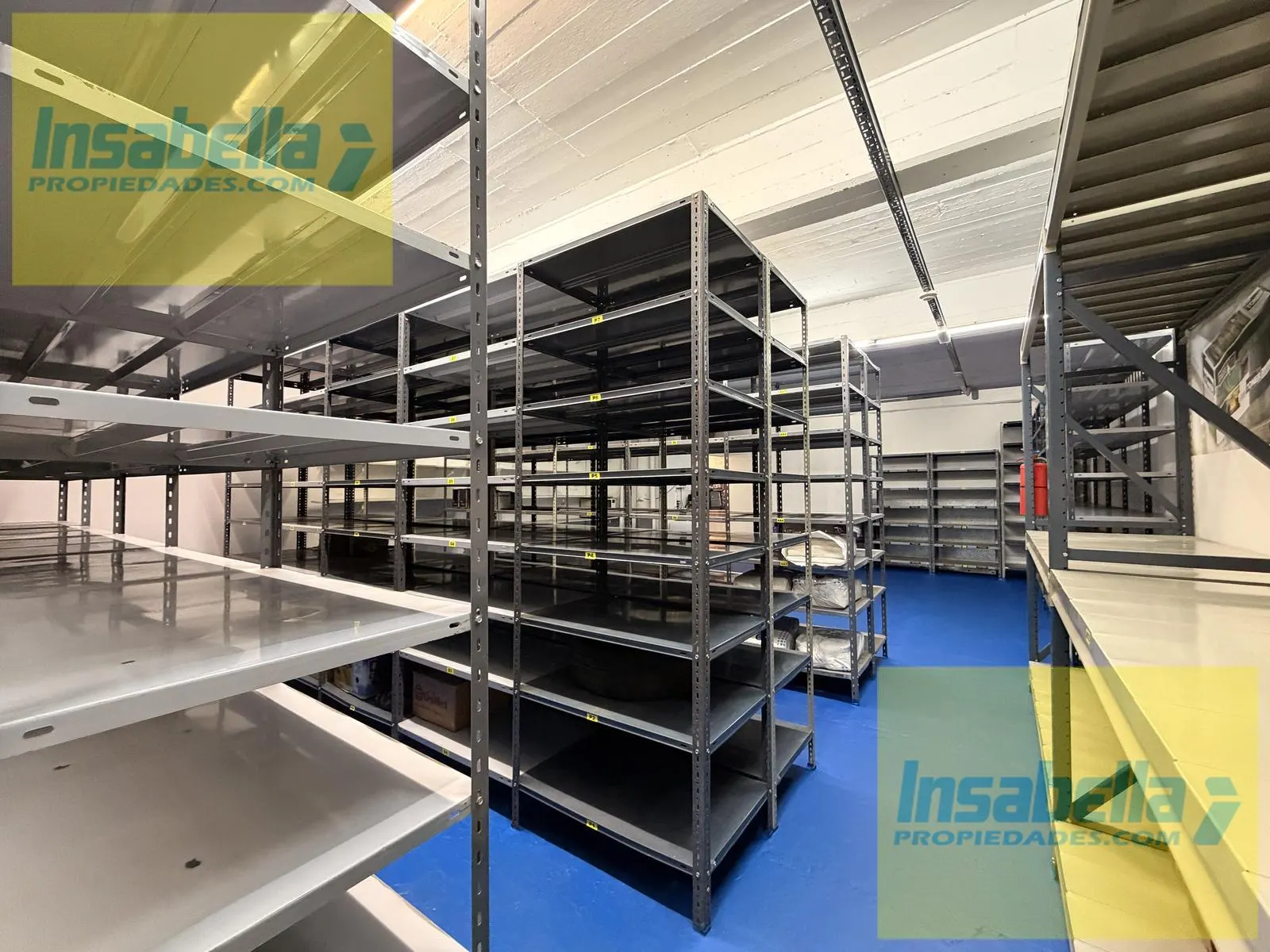 Depósito con estantería modular en isla