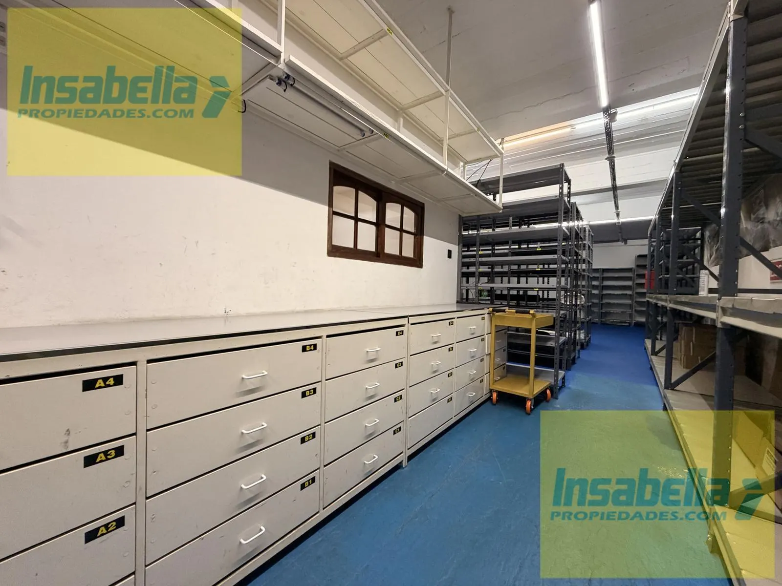 Archivadores con cajones enumerados y bastidores al fondo