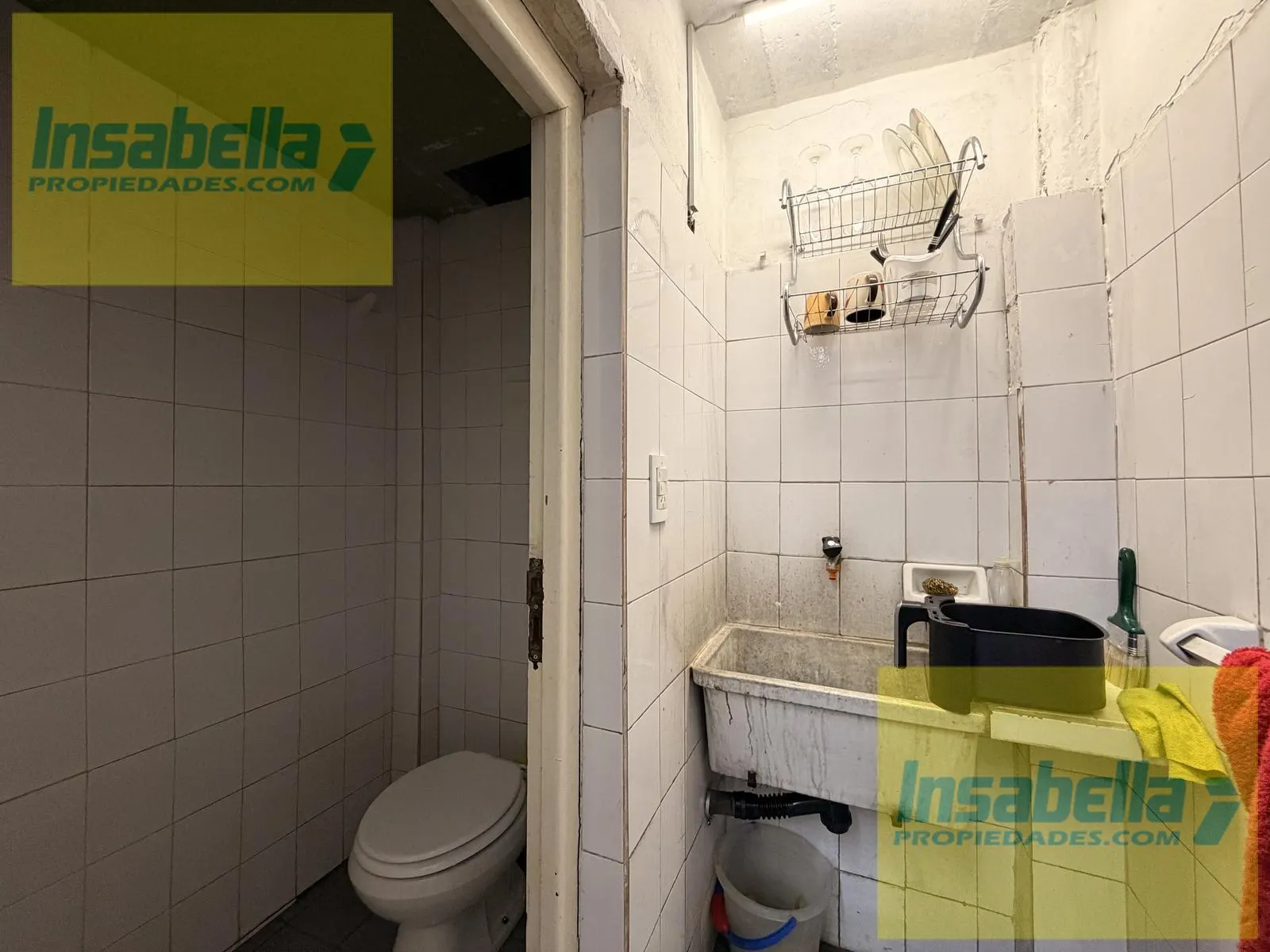 Sector sanitario con baño y pileta de servicio